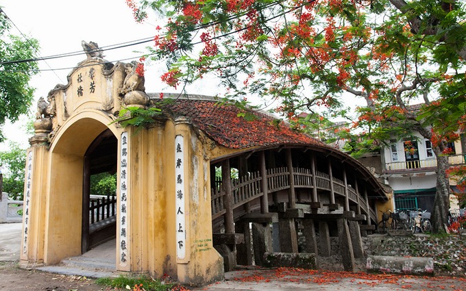Covered bridge of Luong pagoda