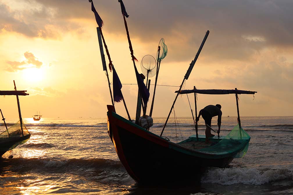 A fishing boat docking by Nha Tho Do
