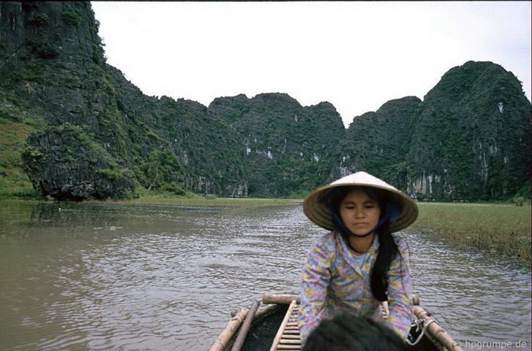Paddling girl in Tam Coc