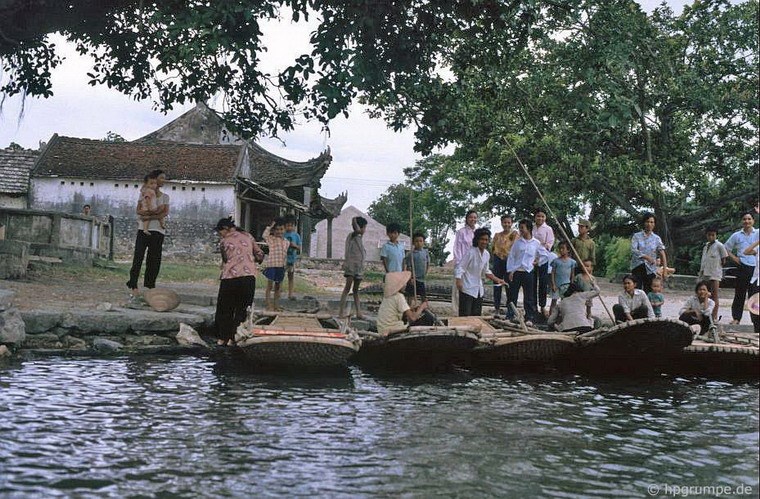 First tourist boats in Tam Coc