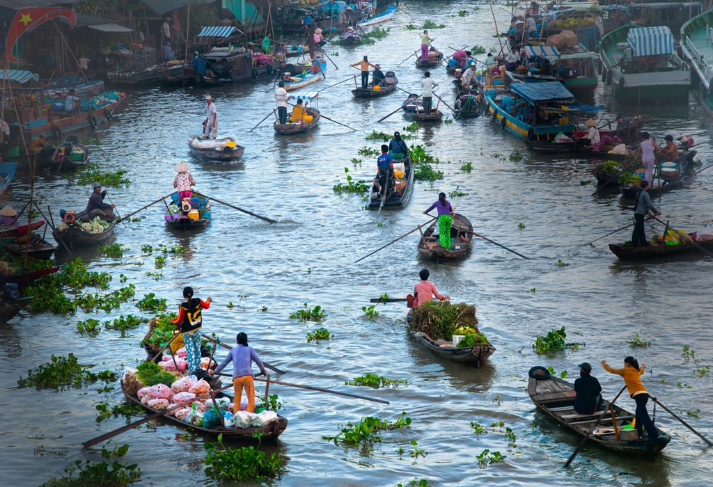 Floating market at 5-way junction