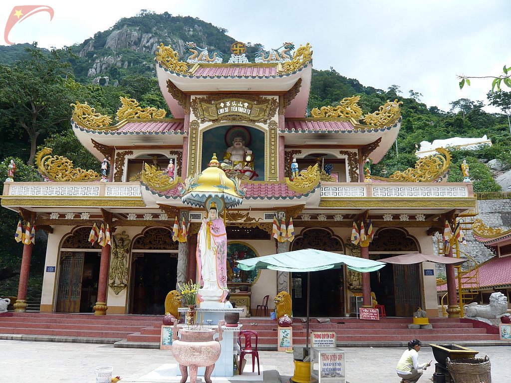 Ba Den mountain pagoda