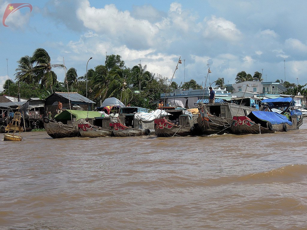 Cai Be floating market