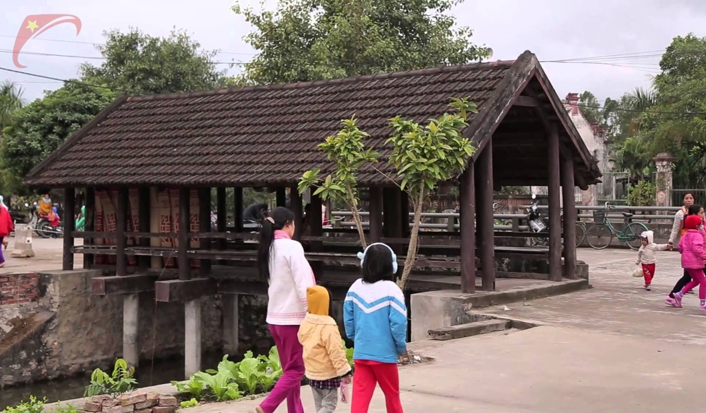 Covered bridge in Gia Vien district