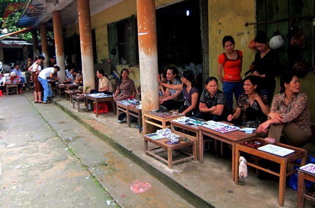Luc Yen gem market