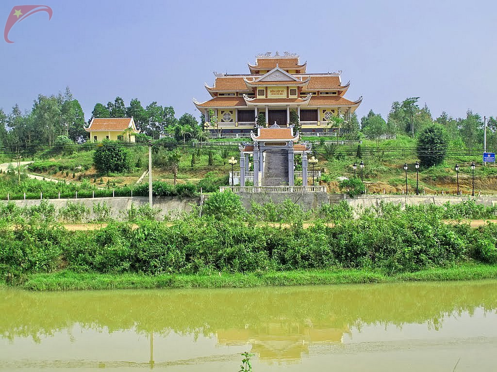 Phu Binh war martyr temple