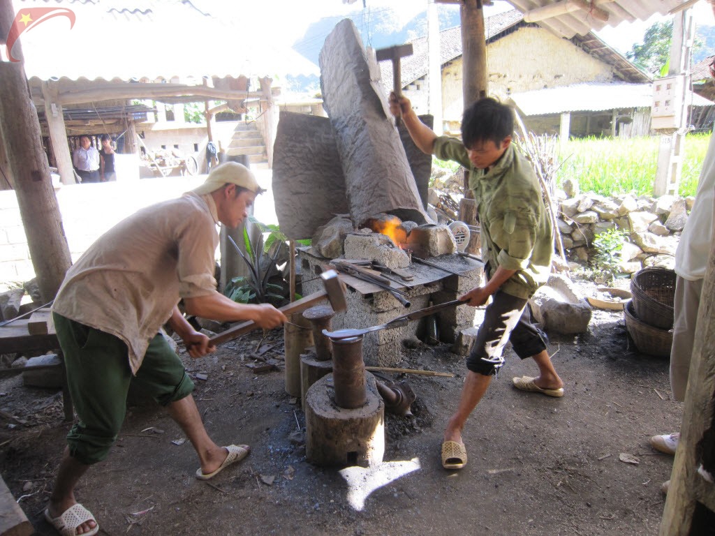Phuc Sen blacksmith village
