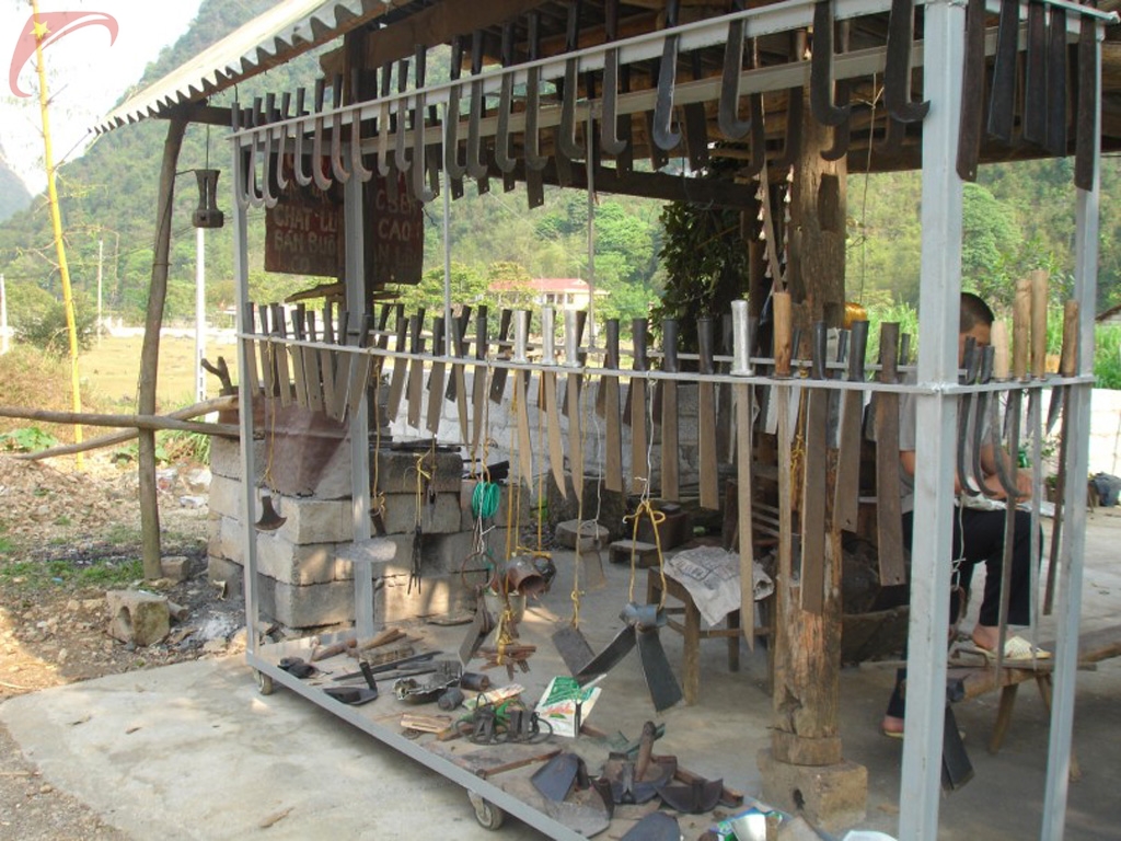 Phuc Sen blacksmith village