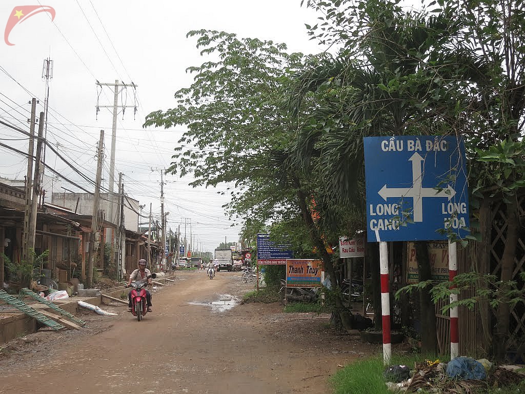 Way to Da Bac bridge