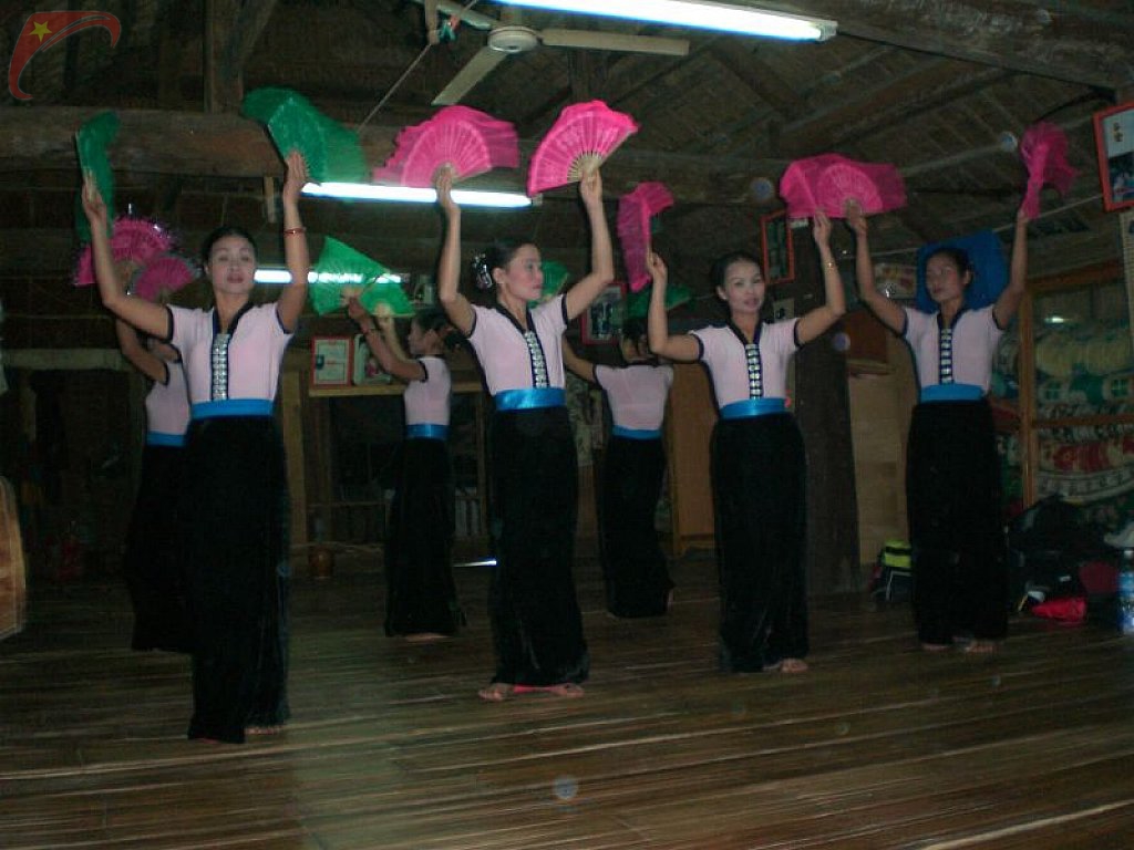 Thai dancing girls
